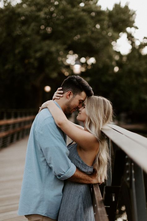 It’s always hard to find a natural area in a big city, but this adorable couple nailed their engagement session location in Dallas, Texas | Moody Photography | Photoshoot Location | DFW Photographer | Wedding Photography Fort Worth | Dreamy Couples Photos | Engagement Photo Inspiration | Photoshoot Outfit Ideas | Fall Engagement Session | Couples Goals | North Texas Photographer | What to Wear for your Photo Shoot | Outdoor Engagement Photos | Natural Light Photography | Engagement Ideas Shooting Photo Couple, Shooting Couple, Cute Engagement Photos, Couple Engagement Pictures, Outdoor Engagement Photos, Engagement Pictures Poses, Moody Photography, Photographie Portrait Inspiration, Couple Picture Poses