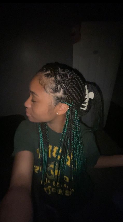 Short Knotless Braids With Beads Green, Hairstyles For Peak A Boo Braids, Dark Green Knotless Braids, Green Goddess Braids, Peak A Boo Braids Green, Green Peak A Boo Hair Braids, Green Peakaboo Braids, Peek A Boo Box Braids Green, Peekaboo Box Braids Green