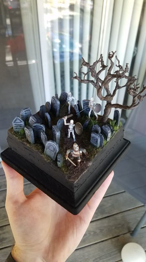 Miniature Graveyard Diorama, Clay Graveyard, Cemetery Miniature, Halloween Diaroma, Diorama Clay, Easy Diorama, Spooky Diorama, Graveyard Diorama, Diorama House