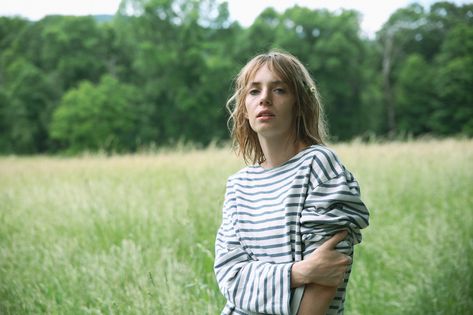 daily maya hawke🍁 on Twitter: "NEW/OLD MOSS PHOTO SHOOT! https://t.co/YwndkoeX8t" / Twitter Maya Hawke Photoshoot, Robin Steve, Bad Case Of Stripes, Everybody Wants You, Maya Hawk, Robin Buckley, Divorced Parents, Stranger Things Actors, Maya Hawke