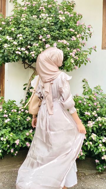 Outfit Hijab Casual, Ootd Poses, Filter Ig, Hijabi Aesthetic, Muslimah Aesthetic, Outfit Hijab, Dress Satin, Ulzzang Girl, In The Garden