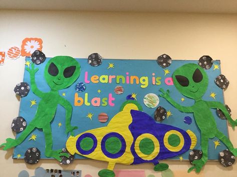 Alien Bulletin Board Ideas, Alien Bulletin Board, Classroom Display Boards, Space Theme Preschool, Space Classroom, Theme Preschool, Outer Space Theme, Classroom Birthday, Alien Spaceship