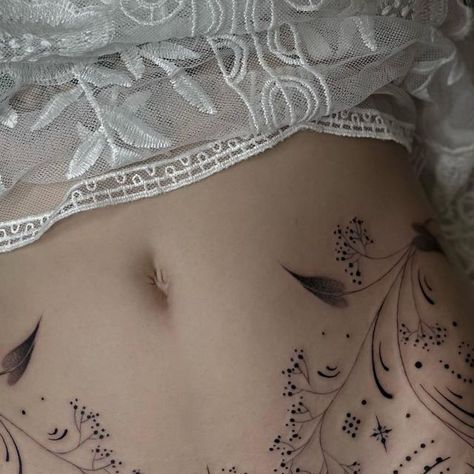 ❈ Blum ❈ on Instagram: "Collaboration tattoo with my mate @alixunderyourskin ✨ - Do you want more?" Ornamental Waist Tattoo, Henna Tattoo On Hand, Dragon Henna Tattoo, Waist Tattoos For Women, Dragon Henna, Hand Palm Tattoos, Womb Tattoo, Artistic Butterfly, Waist Tattoo