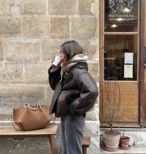 Copenhagen Street Style Winter 2023, Winter 2024 Street Style, Ugg Style Outfit, Copenhagen Winter Style, Polene Outfit, Copenhagen Street Style Winter, Uggs Outfit Winter, Stile Blair Waldorf, Adrette Outfits