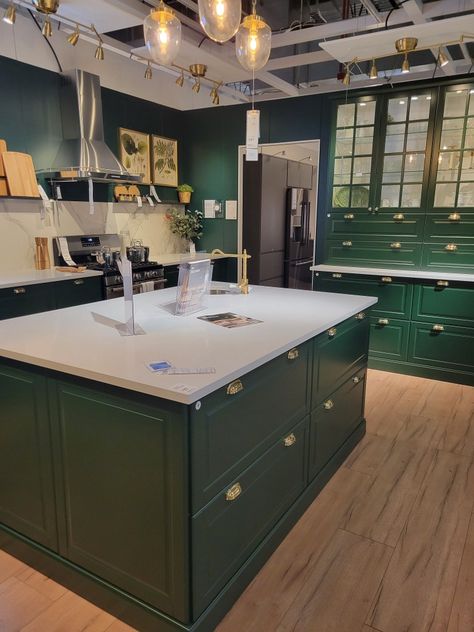 Emerald Green Cupboards, Racing Green Kitchen, Tiana Kitchen, Forest Green Kitchen Cabinets, Kitchen Cabinets Green, Green Kitchen Aesthetic, Green Kitchen Inspiration, Craftsman Style Kitchens, Glossy Kitchen