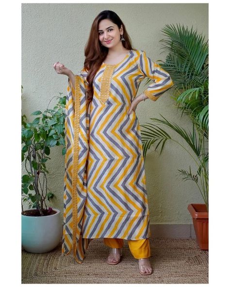 Kaftan Kurti, Printed Kurti Designs, Girls Kurti, Kaftan Kurta, Embroidery Border, Side Borders, Zig Zag Print, Kurtis With Pants, Printed Kurti