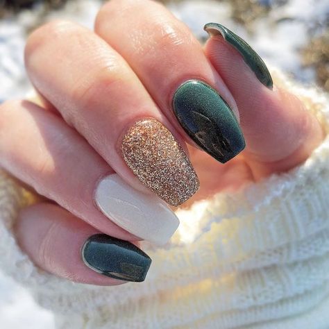 Natural Dip Powder Nails, Christmas Mani, Christmas Dip, Sns Nails Colors, Long Gel Nails, Holiday Nails Christmas, Sns Nails, Simple Acrylic Nails, Nails Christmas