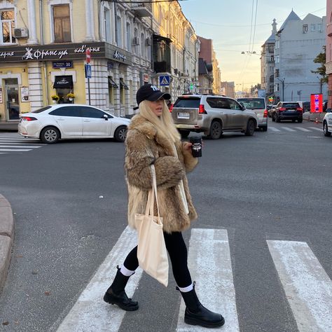 Raccoon Fur Coat Outfit, Fox Fur Coat Outfit, Faux Fur Coat Street Style, Fur Coat Aesthetic, Fur Coat Street Style, Coat Aesthetic, Faux Fur Coats Outfit, Streetstyle Winter, Fur Vest Outfits