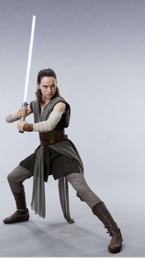 New Behind-the-Scenes The Last Jedi Photos of Rey Ray Star Wars, Disfraz Star Wars, Rey Costume, Jedi Outfit, Star Wars Rey, Rey Cosplay, Rey Skywalker, Fun Poses, Play Pretend