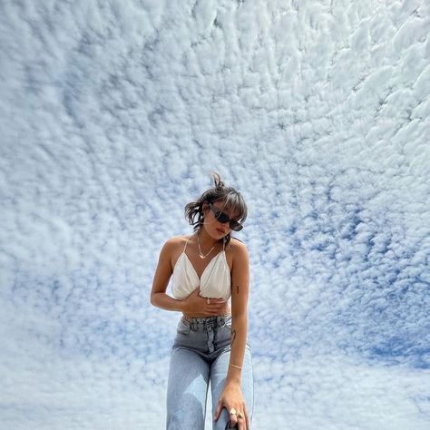 Dark Hair Woman, Angle Photoshoot, Photo Idea For Instagram, Summer Rachel Warren, Blue And White Aesthetic, Outside Photoshoot, Sunglass Photoshoot, Summer Instagram Pictures, Brand Photography Inspiration