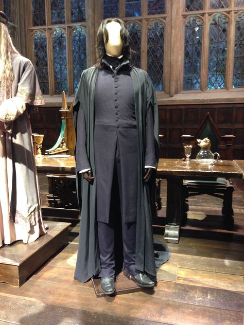 Professor Snape costume from the Harry Potter films Severus Snape Outfit, Severus Snape Costume, Snape Outfit, Snape Costume, Harry Potter Movie Night, Harry Potter Professors, Professor Severus Snape, Harry Potter Severus, Severus Rogue