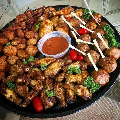 Gourmet Platter Ideas, Hot Food Grazing Platter, Hot Food Platters, Savoury Platter Ideas Finger Foods, Teen Birthday Food Ideas, Food Trays For Parties, Brown Foods For Color Party, Savoury Platter, Party Platter Ideas