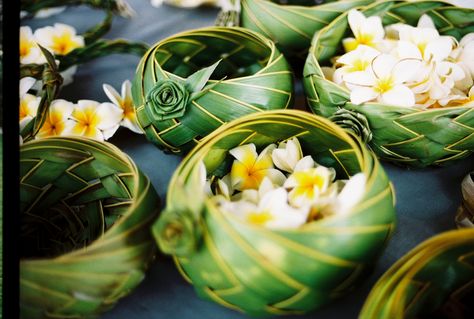 Candle Light Wedding, Simple Table Decorations, Table Centerpiece Flower, Coconut Leaves, Beach Candle, Flower Centerpieces Wedding, Wedding Table Decorations, Tropical Flower, Deco Floral