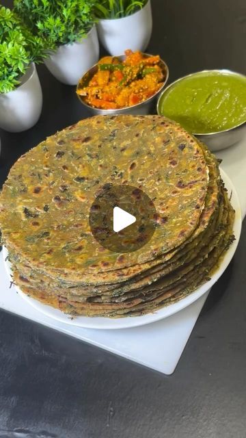 Thepla Recipe, Methi Thepla, Methi Paratha, Indian Snacks Recipes, Healthy Indian Breakfast, Dahi Vada, Gujarati Snacks, Indian Flat Bread, Fenugreek Leaves