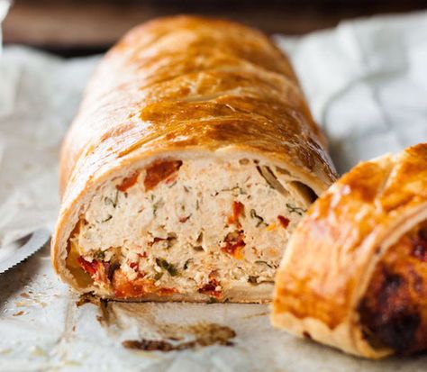 A cross between a meatloaf and Beef Wellington, but made with chicken and the added bonus of sun dried tomatoes! Meatloaf Wellington, Chicken Wellington, Chicken Meatloaf, Sun Dried Tomato Sauce, Recipetin Eats, Best Meatloaf, Recipe Tin, Mince Recipes, Beef Wellington