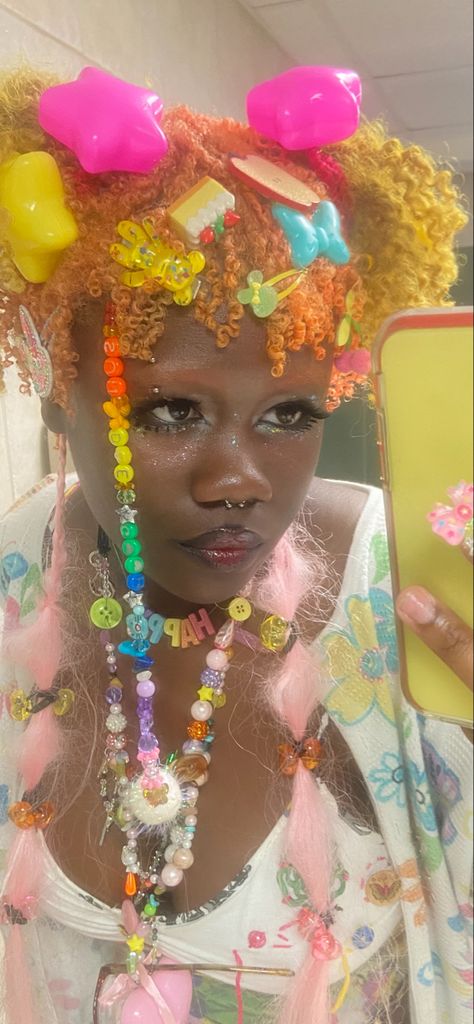 Harajuku Curly Hair, Cybr Grl Hair, Decora Makeup Look, Black And Rainbow Outfit, Decora Hairstyle, Decora Makeup, Harajuku Hairstyle, Decora Fashion Outfits, Harajuku Decora Kei