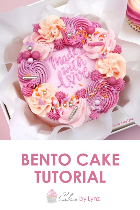 How to make a mini bento lunchbox cake tutorial Piping Buttercream Roses, Mini Buttercream Cakes, Easy Bento Cake Design, Cake Bento Box Ideas, How To Make Bento Cake, Bento Cake Box Ideas, Bento Box Cake With Cupcakes, Small Cakes Ideas Birthdays, Mini Cakes Ideas Birthday