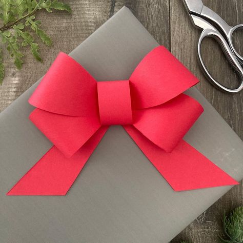 Paper Bows Diy, Paper Crafts Ideas, Pretty Gift Wrapping Ideas, Christmas Bows Diy, Bow Diy, Gift Wrapping Techniques, Creative Gift Wraps, Ribbon Crafts Diy, Gift Wrapping Inspiration