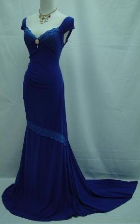 vintage blue dress. found this online ages ago, but can't remember where. love the shape and color Vintage Blue Dress, Vintage Ball Gowns, Royal Blue Lace, Blue Gown, Vintage Gowns, Prom Wedding, Gorgeous Gowns, Prom Gown, Beautiful Gowns