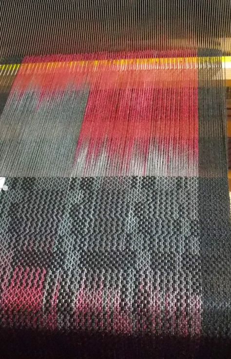 Floor Loom Weaving, Painted Warp, Floor Loom, Weaving Ideas, Hand Painted Yarn, Heddle Loom, Weaving Textiles, Fabric Yarn, Weaving Art