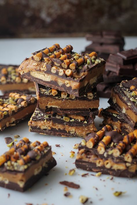 Incredible Chocolate Peanut Butter Bar Recipe (vegan) | simplyceecee.co Vegan Peanut Butter Bars, Peanut Butter Pretzel Bars, Peanut Butter Bar, Peanut Butter Bars Recipe, Chocolate Bar Recipe, Vegan Bar, Peanut Butter Chocolate Bars, Butter Bar, Butter Bars