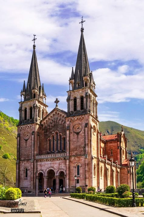 European Churches Architecture, German Architecture Traditional, Medevil Building, Building References Architecture, Vintage Buildings Aesthetic, Moroccan Architecture Exterior, Architecture Reference Photo, Cathedrals Interior, 1800s Architecture