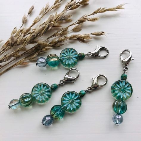 Trendy Jewelry Ideas, Diy Crafts Keychain, Purse Charms Diy, Book Charm, Micro Mosaic Jewelry, Wire Wrapping Diy, Handmade Jewlery, Planner Charms, Easy Diy Jewelry