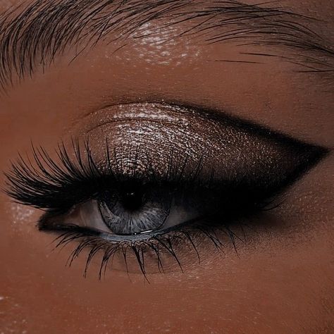 Smokey Eye Makeup Dark Skin, Makeup For Silver Outfit, Smokey Eye With Silver, Smokey Eye Silver, Smokey Silver Eye Makeup, Make Prata, Silver Makeup Looks For Prom, Grey Smokey Eye Makeup, Silver Smokey Eye Makeup