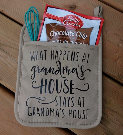 Personalized Oven Mitt Gift Ideas, Potholder Cricut Ideas, Pot Holders Diy Vinyl, Oven Mitt Cricut Ideas, Cricut Hot Pad Ideas, Pot Holders Cricut, Pot Holder Designs, Potholders Cricut, Pot Holder Vinyl Ideas