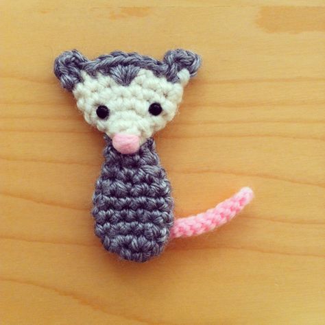 Do you say possum or opossum? "The 'O' is silent, I think," suggests Mike. Or we can say, "possum, o-possum" all poetic-like. Which reminds me of the wonderful voice-acting of William Shatner in Ov… Crochet Flat Animals, Crochet Opposum Pattern Free, Opposum Crochet, Opossum Aesthetic, Small Crochet Projects Free Patterns, Possum Crochet, Crochet Possum, Opossum Crochet, Crochet Opossum