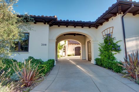 Arc Design Group Spanish Carport, Spanish Homes Exterior Hacienda Style, Porta Cochere, Spanish Homes Exterior, Spanish House Plans, Southwestern Homes, Havana House, Santa Barbara House, Courtyard Entrance