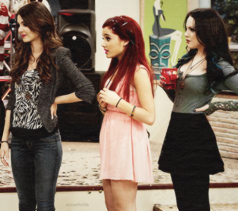 (25) victorious | Tumblr Bianca Barclay, Victorious Cat, Ariana Grande Red Hair, Victorious Nickelodeon, Ariana Grande Cat, Liz Gilles, Victorious Cast, Characters Outfits, Enid Sinclair