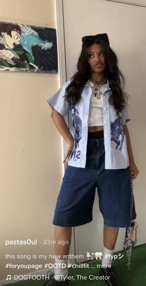 Vintage Summer Aesthetic Outfits, Oversized Jorts Outfit Women, Jorts Oversized T Shirt, Dark Blue Jorts Outfit, Oversized Jorts Outfit Women Plus Size, Jorts Outfit Women’s 90s, Jorts Outfit Women’s Denim, Oversized Shorts Outfit, Baggy Blue Jean Shorts For Streetwear