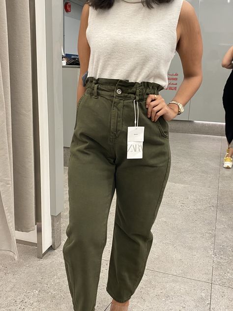 My client needed colored denim so I recommended this army green high waisted denim lil bit tight from the waist which it will emphasize my client's beautiful waist and matched it with wool beige sleeveless high-neck and she can wear it with her white sneakers she already have. Pista Green Jeans Outfit, Green Jeans Outfit, Trendy Dress Outfits, Elegante Casual, Green Jeans, Trendy Dress, Teacher Outfits, Jeans Outfit, Colored Denim