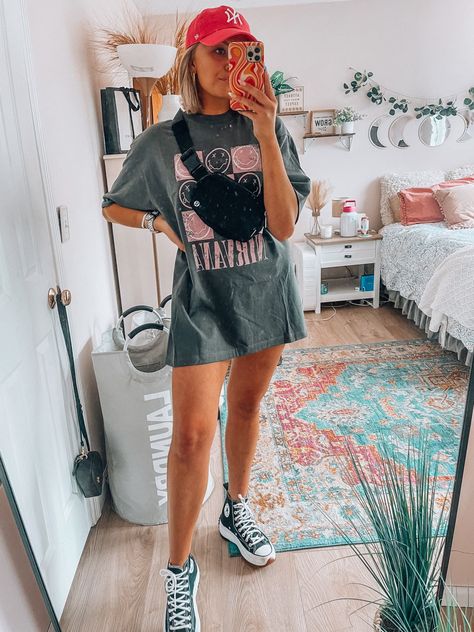 Band T Shirt Outfit Summer, Concert Outfit Band Tee, Oversize Band Tee Outfit, Grafic Tee Outfits Summer, Band Tee Outfits Summer, Band Tshirt Dress, Band T Shirt Outfit, Nirvana Shirt Outfit, Oversized Band Tee Outfits