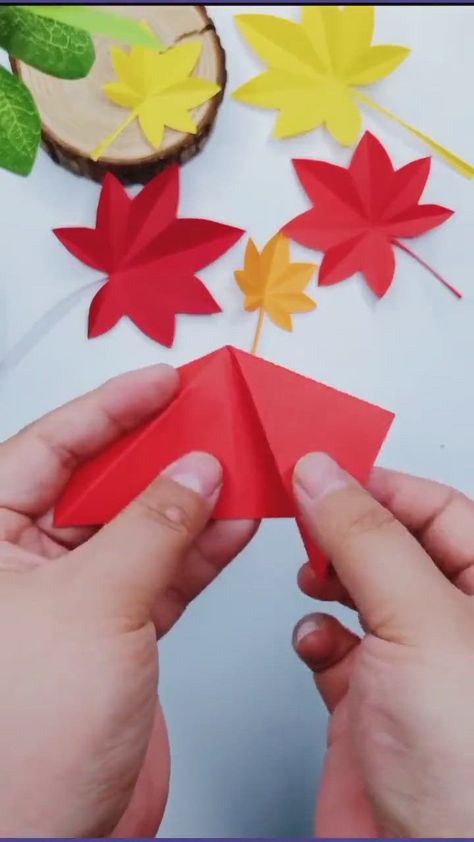 Instruções Origami, Women Friends, Cool Paper Crafts, Diy Gifts For Kids, Friends Diy, Handmade Flowers Paper, Paper Flowers Craft, Origami Crafts Diy, Kraf Diy