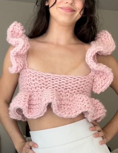 Crochet Ruffle Top, Mohair Sweater Knit, Crochet Styles, Crochet Hack, Vintage Crochet Patterns, Crochet Ruffle, Kawaii Crochet, Crochet Clothing And Accessories, Rainbow Crochet