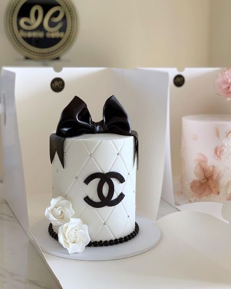 Chanel Torte, Coco Chanel Cake, Chanel Birthday Cake, Channel Cake, Dior Party, Chanel Cake, Teen Cakes, 13 Birthday Cake, Vintage Birthday Cakes