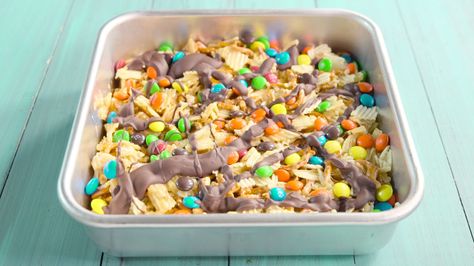 WTF Are Trash Treats? Only The Sweet-Salty Dessert You Never Knew You Needed… Salty Desserts, Quick Recipes Snacks, Quick Easy Snacks, Football Food, No Bake Treats, Junk Food, How Sweet Eats, Eat Dessert, Sweet And Salty