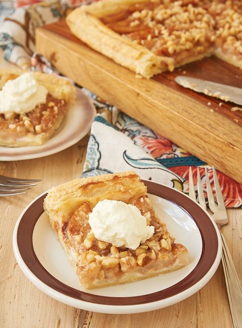 Cream Cheese-Filled Pear Tart is that perfect combination of easy to make and wonderfully delicious. A go-to recipe when I need a simple dessert that Pear Cream Cheese, Pear Cream, Pear Tart Recipe, Cream Cheese Puff Pastry, Pizza Sugar Cookie, Pizza Vegana, Fruit Pizza Recipe, Pear Tart, Tart Filling