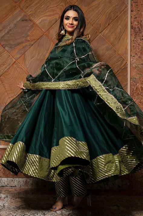 Dark Green Cotton Silk Anarkali Set Design by Pomcha Jaipur at Pernia's Pop Up Shop 2023 Dark Green Anarkali, Green Anarkali, Silk Anarkali Suits, Silk Anarkali, Independance Day, Salwar Kamiz, Braut Make-up, Anarkali Kurta, Silk Set