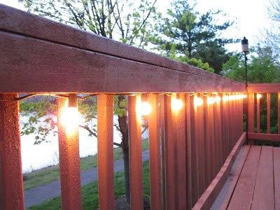 Bulb lighting deck | Trending & Vintage Porch Lighting Ideas & Designs | FarmFoodFamily.com Camp Decorations, Modern Yard, Diy Patio Ideas, Outdoor Deck Lighting, Summer Lighting, Summer Porch Decor, Backyard Sanctuary, Balkon Decor, Deck Decor