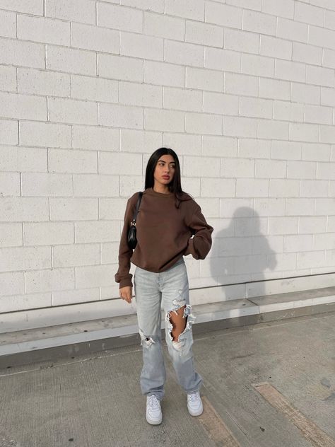 fashion inspo pacsun denim 90s Boyfriend Jeans, Crewneck Outfit, 90s Boyfriend, Jeans Pacsun, Look Adidas, Looks Pinterest, Skandinavian Fashion, Tomboy Style Outfits, Causual Outfits