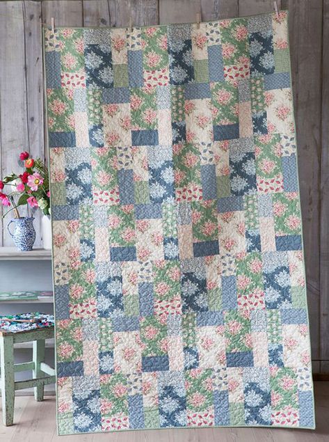 The Painting Flowers Quilt Tutorial | Quilting Land | Bloglovin’ Flowers Quilt Pattern, Flower Quilt Patterns, Flowers Quilt, Quilt Modernen, Flower Quilts, Picture Quilts, Pretty Quilt, Flower Quilt, Easy Quilt Patterns