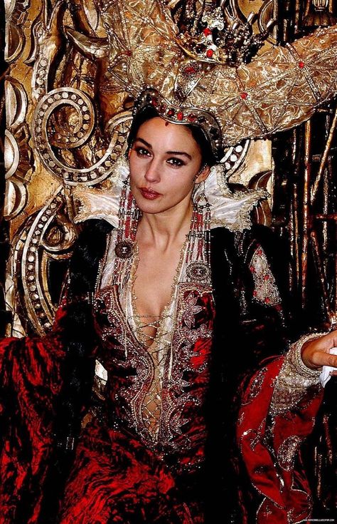 Monica Bellucci playing the mirror queen in The Brothers Grimm (2005) Bellucci Monica, Brothers Grimm, Fairytale Photography, Iconic Dresses, Monica Bellucci, Basel, Grimm, Halloween Cosplay, Timeless Beauty