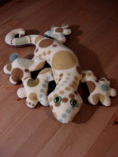 Gecko Pattern Sewing, Lizard Stuffed Animal Pattern, Gecko Plush Pattern, Fleece Plushies, Stuffed Animal Ideas, Homemade Stuffed Animals, Make A Stuffed Animal, Animals Crafts, Fleece Crafts