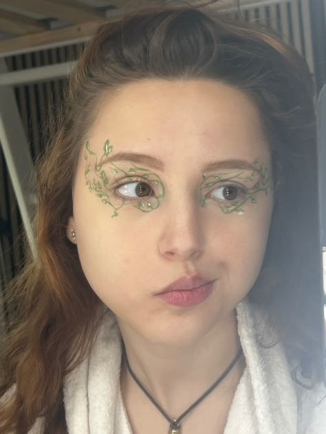 #ivy #lierre #eyeliner #fairy #aesthetic Vine Eye Makeup, Forest Makeup Woodland Fairy, Wood Fairy Makeup, Forest Makeup Look, Leaf Eyeliner, Elfen Make Up, Vine Makeup, Fairy Eyeliner, Woodland Fairy Makeup