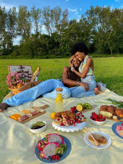 Couples Picnic, Valentines Picnic, Anniversary Picnic, Picnic Date Food, Era Victoria, Picnic Vibes, Dates Ideas, Picnic Inspo, Birthday Picnic