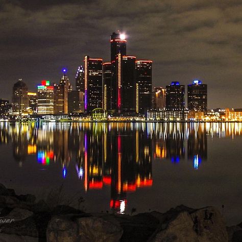 2,742 Likes, 48 Comments - WXYZ Detroit Channel 7 (@wxyzdetroit) on Instagram: “BEAUTIFUL: Check out this shot of downtown Detroit in the early, calm morning of Jan. 1, 2021 ✨…” Pale Blue Dot, Downtown Detroit, Windsor Ontario, Motor City, Pure Michigan, Jan 1, Seattle Skyline, Vintage Photos, Windsor