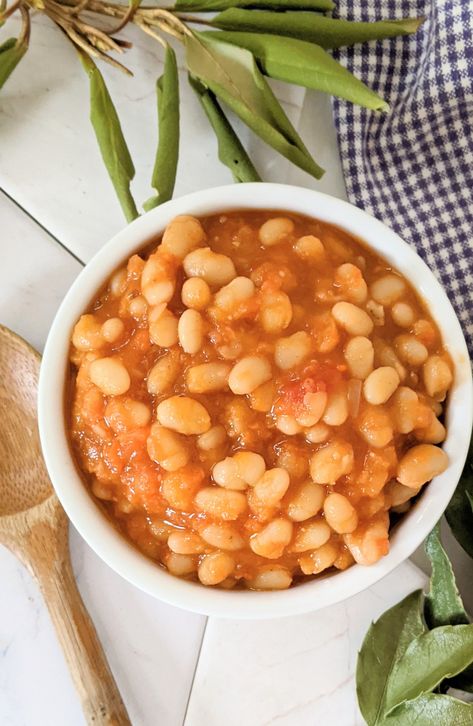 These vegan British Baked Beans recipe (inspired by Heinz Beans) are a beloved breakfast staple - enjoy beans on toast or with a full English! English Breakfast Beans Recipe, British Baked Beans Recipe, English Breakfast Beans, British Baked Beans, Baked Beans Vegan, Heinz Beans, Breakfast Beans, Heinz Baked Beans, Weekend Brunch Recipes